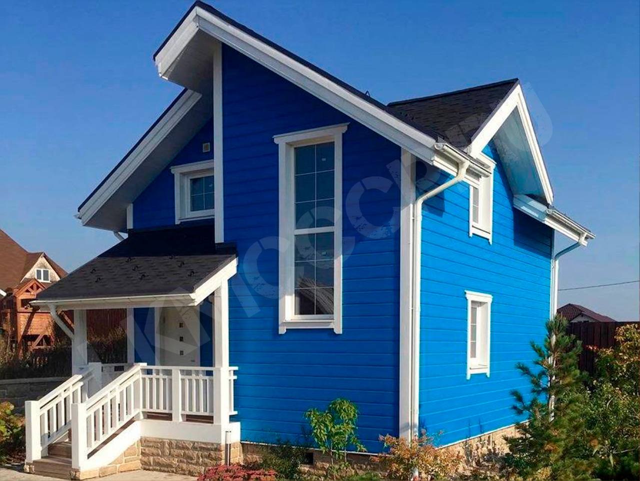 Покрасить дом снаружи цвета фото. Синий каркасный дом. Покрашенный дом. В какой цвет покрасить дом. Деревянный дом голубого цвета.